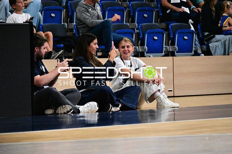 Zuschauer am Spielfeldrand