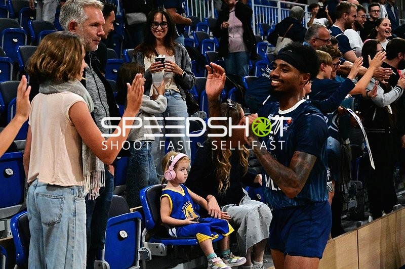 Michael Weathers (20; MLP) jubelt mit Fans