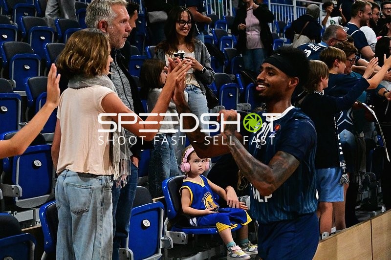 Michael Weathers (20; MLP) jubelt mit Fans