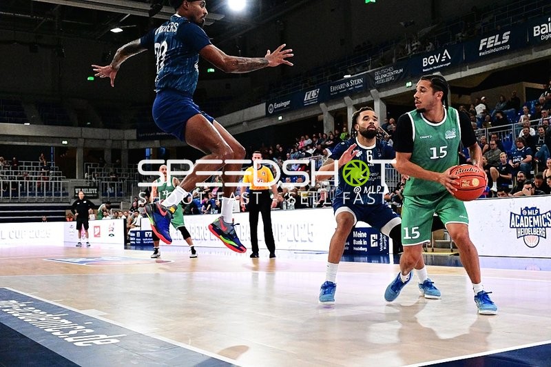 Jordan Roland (15; Gladiators Trier) mit Ball, Michael Flowers (6; MLP) verteidigt