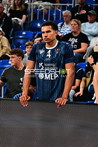 Josia Gentischer (4; MLP) an der Seitenlinie