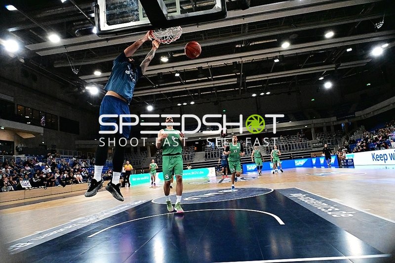 Behnam Yakhchali Dehkordi (8; Gladiators Trier) verteidigt am Korb