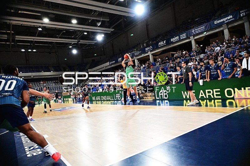 Jordan Roland (15; Gladiators Trier) wirft auf Korb