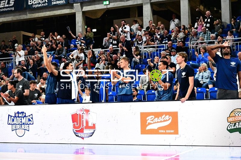 MLP Academics applaudieren am Court