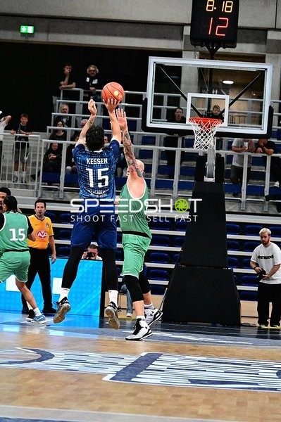 Marcel Keßen (15; MLP) wirft, Jorke Aav (3; Gladiators Trier) verteidigt