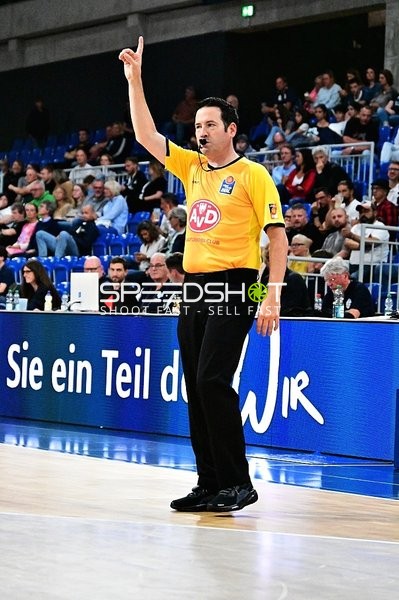 Schiedsrichter gibt Zeichen