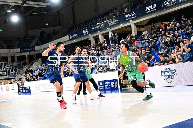 Duell zwischen Eli Brooks (55; Gladiators Trier) und Erol Ersek (11; MLP)