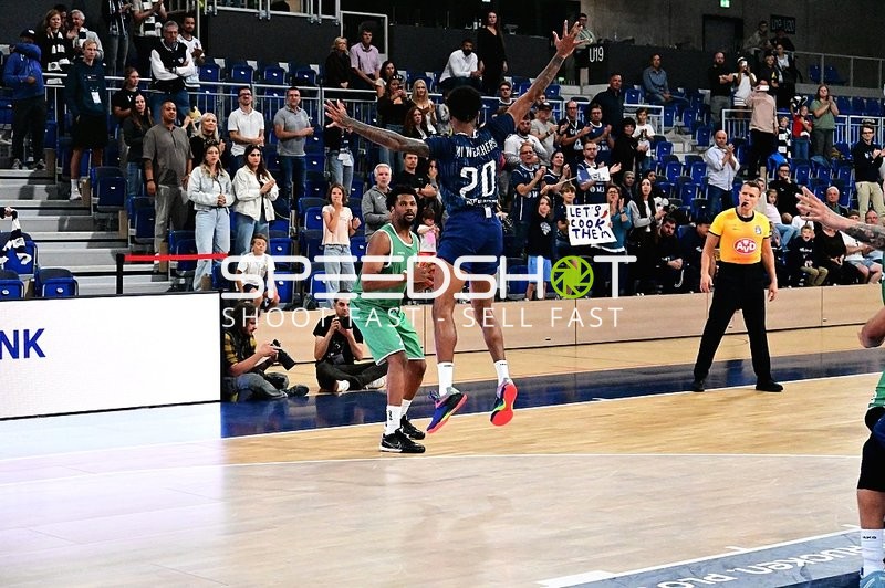 Dexter Akanno (2; Gladiators Trier) verteidigt gegen Michael Weathers (20; MLP)