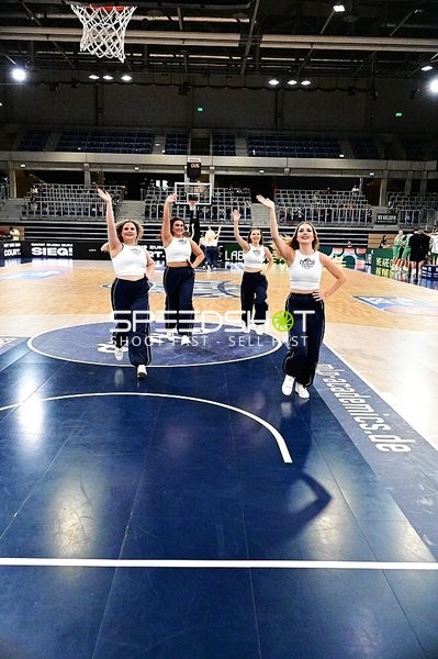 Cheerleader auf dem Court