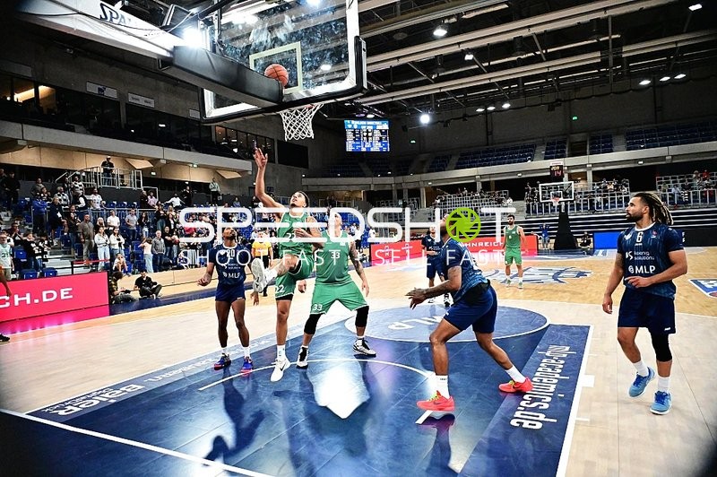 Zweikampf unter dem Korb