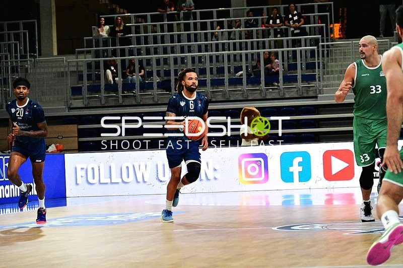 Michael Flowers (6; MLP) dribbelt auf dem Court