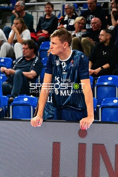 Niklas Würzner (2; MLP) am Spielfeldrand