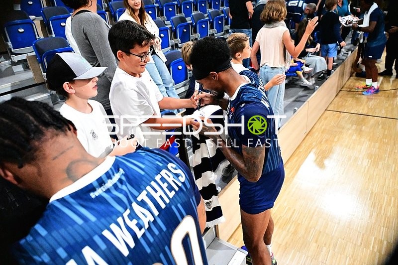 Spieler DJ Horne (0; MLP) gibt Autogramme