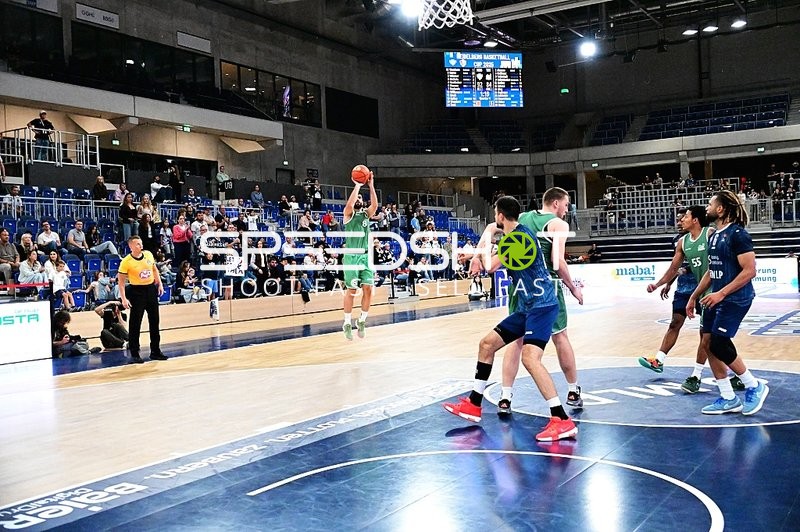 Behnam Yakhchali Dehkordi (8; Gladiators Trier) wirft auf Korb