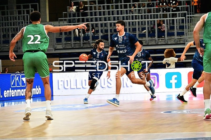 Michael Flowers (6; MLP) dribbelt auf dem Court