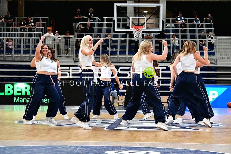 Tanzgruppe auf dem Court