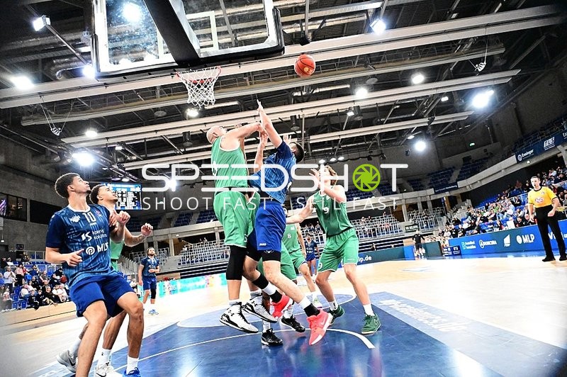 Samuell Williamson (10; MLP) wirft auf Korb