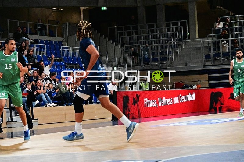 Zweikampf zwischen Jordan Roland (15; Gladiators Trier) und Behnam Yakhchali Dehkordi (8; Gladiators Trier)