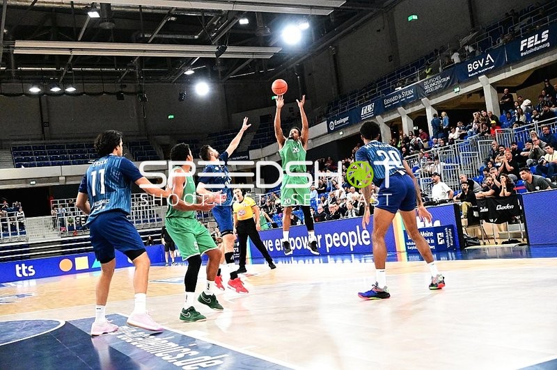 Direktes Duell um den Ball