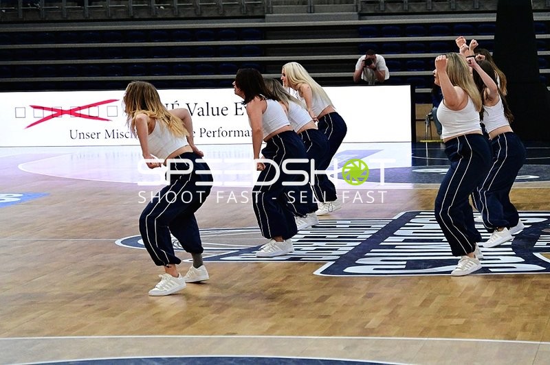 Cheerleader tanzen auf Court