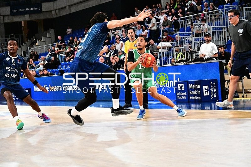 Direktes Duell um den Ball