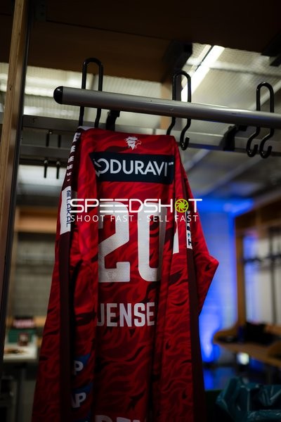 Torwarttrikot Mike Jensen (20; Rhein Neckar Löwen) im Umkleideraum