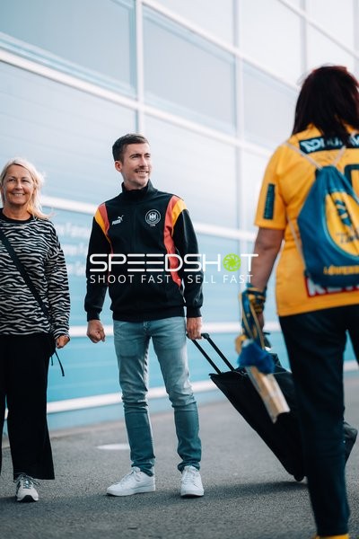 Personen vor der SAP Arena