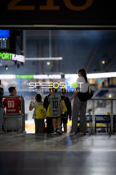 Fans auf der Tribüne