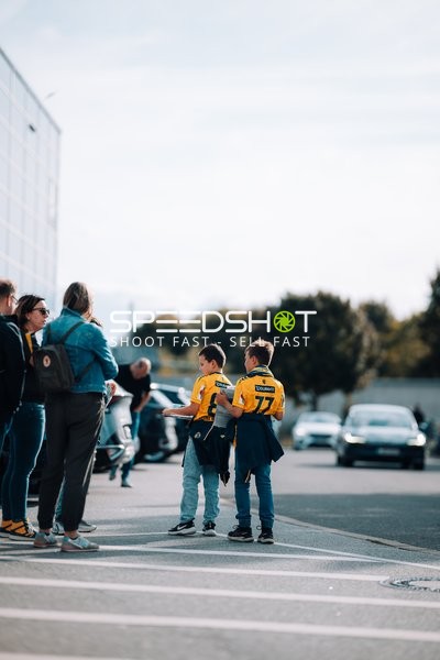 Kinder in Gelb positionieren sich