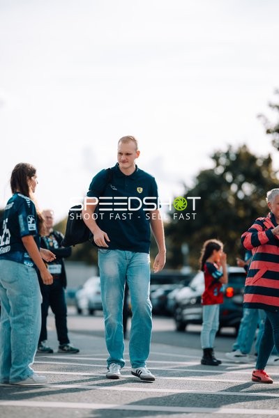 Personen vor der SAP Arena