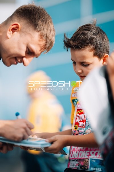 Florian Schulz (998; Rhein Neckar Löwen) gibt Autogramme