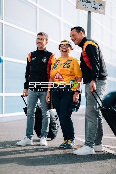 Personen posieren gemeinsam