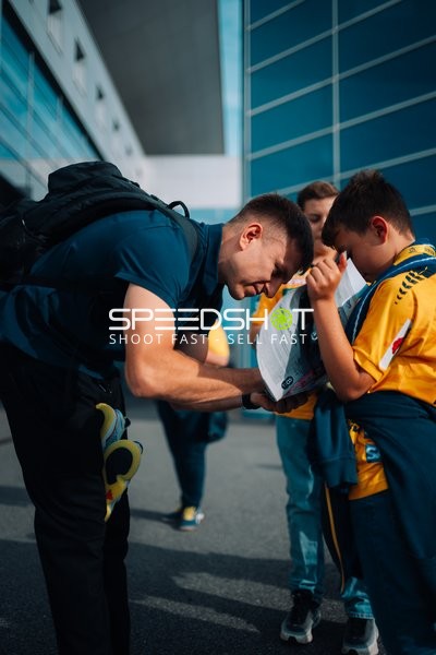 Trainer Florian Schulz (998; Rhein Neckar Löwen) gibt Autogramme