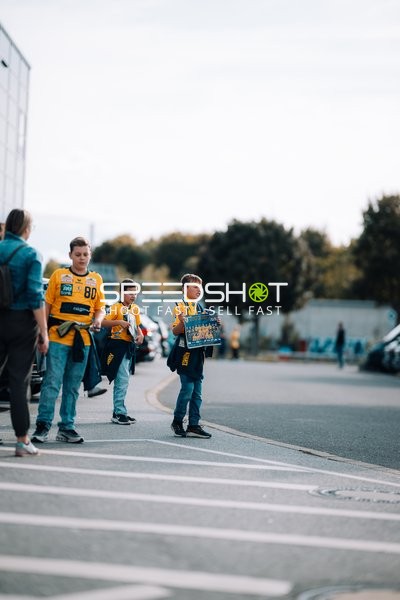 Kinder in Jannik Kohlbacher (80; Rhein Neckar Löwen) Aufwärmtrikots