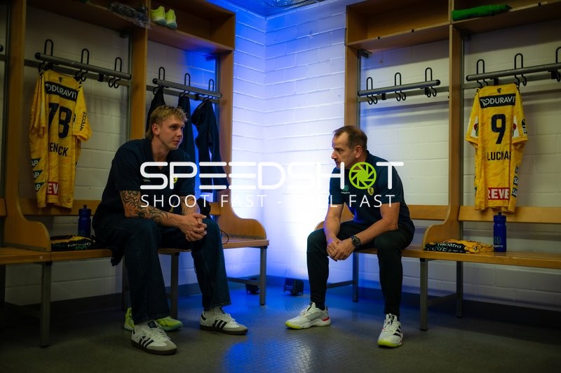 Gespräch in der Kabine Edwin Aspenbäck (78; Rhein Neckar Löwen) und Steven Plucnar Jacobsen (9; Rhein Neckar Löwen)