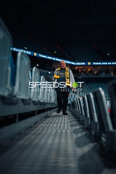 Fan mit Schal in der SAP Arena