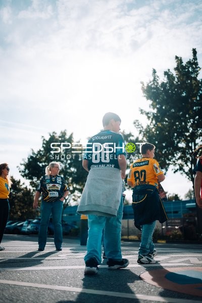 Kinder mit Jannik Kohlbacher (80; Rhein Neckar Löwen) Trikots