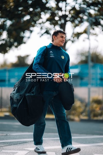 Spieler Gino Steenaerts (14; Rhein Neckar Löwen) mit Ausrüstungstaschen