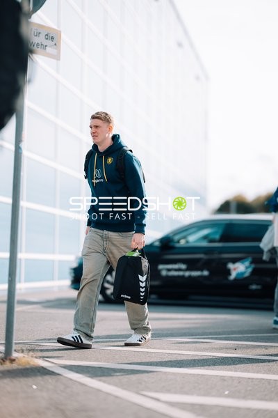 Spieler Haukur Thrastarson (25; Rhein Neckar Löwen) läuft zum Spielort