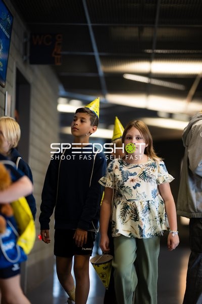 Kinder laufen im Gang