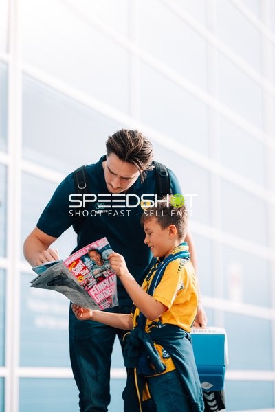 Fans im Gespräch vor der SAP Arena