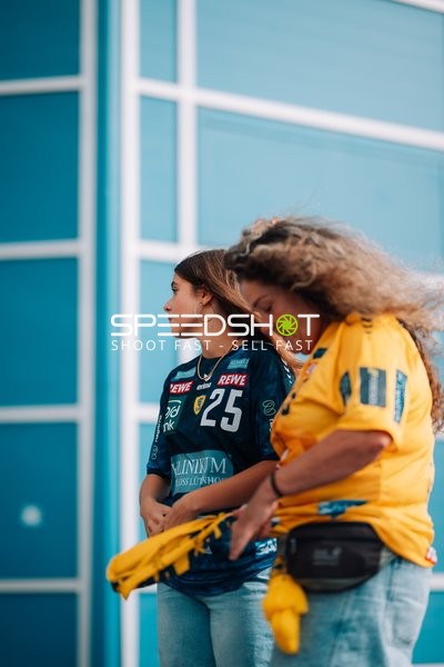 Fans Haukur Thrastarson (25; Rhein Neckar Löwen) und Kevin Gerwin (49; Rhein Neckar Löwen) positionieren sich