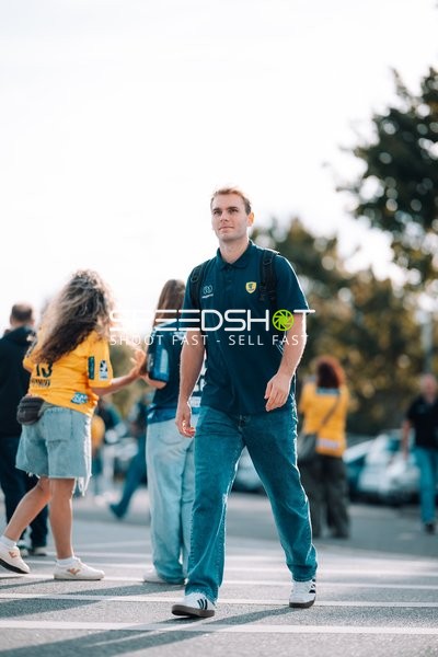 Personen laufen auf dem Parkplatz