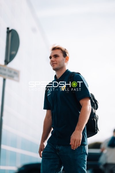 Person geht vor der SAP Arena