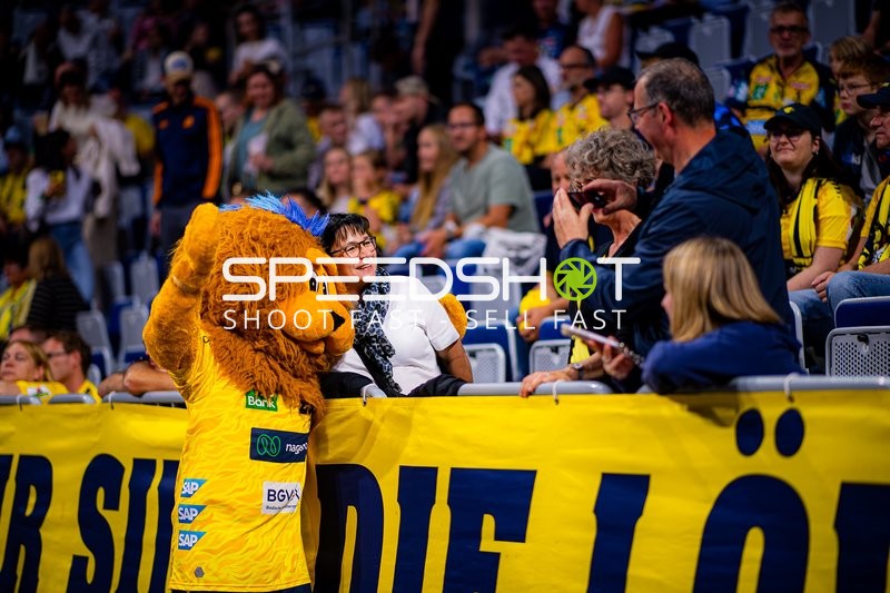 Fans und Maskottchen in Aktion