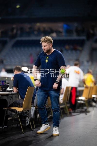 Kevin Gerwin (49; Rhein Neckar Löwen) positioniert sich