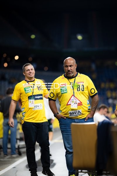 Teammitglieder Jannik Kohlbacher (80; Rhein Neckar Löwen) zusammen