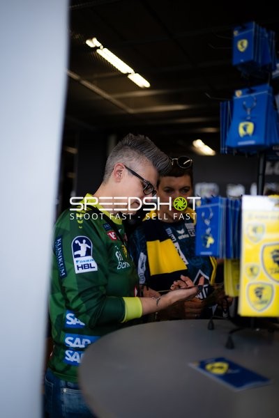 Personen im Gespräch