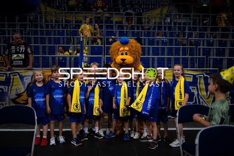 Kinder mit Dani Baijens (77; Rhein Neckar Löwen) und Maskottchen