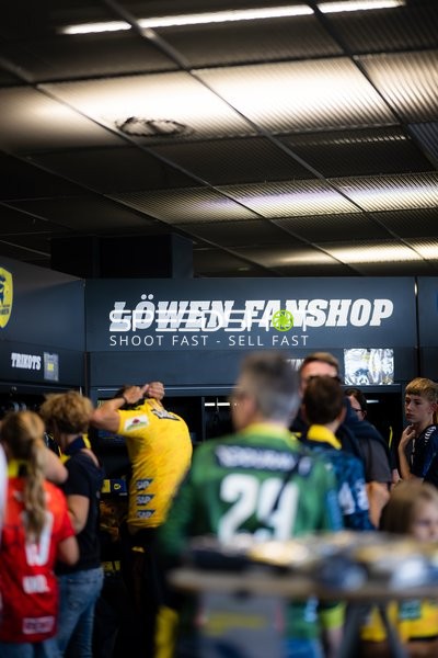 Fans im Löwen Fanshop